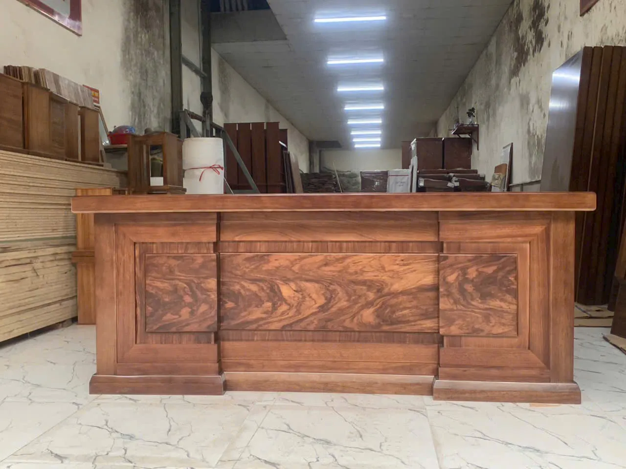 Bàn giám đốc veneer vân gỗ óc chó tại xưởng Nội Thất Hải Hạnh