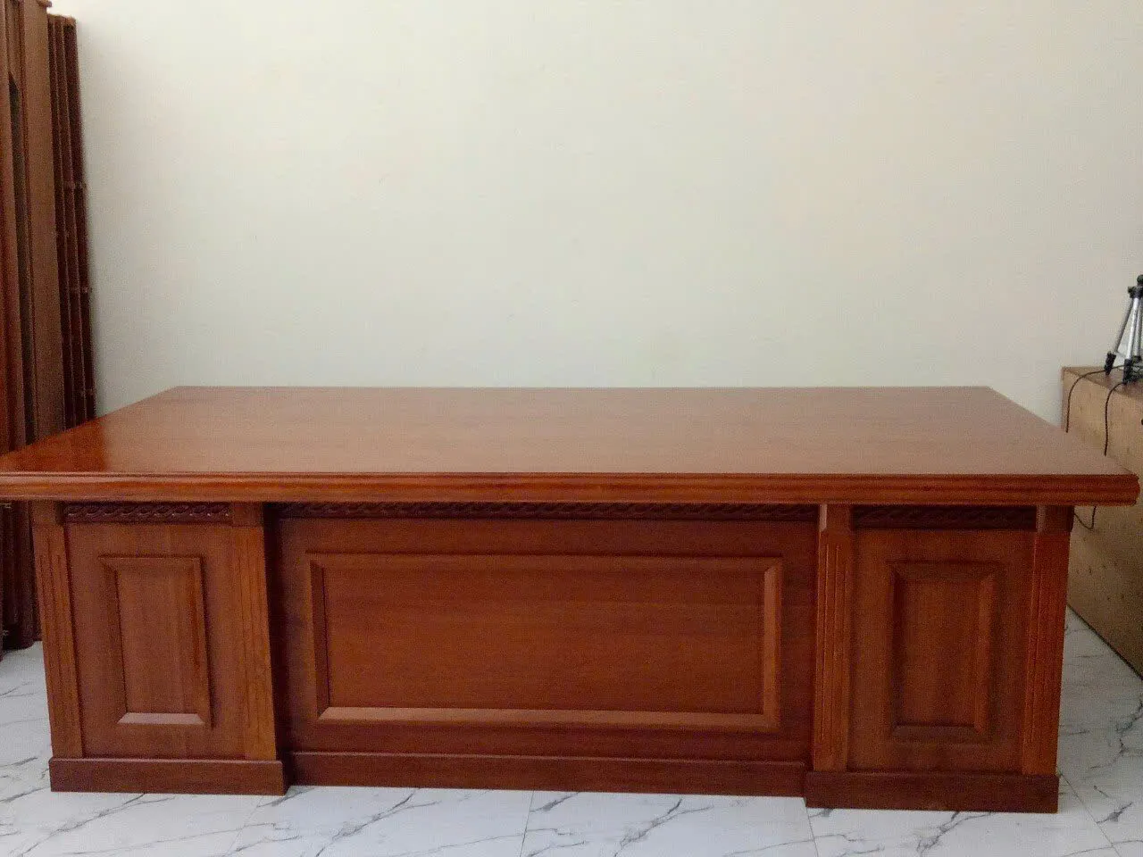 Bàn giám đốc hai hộc veneer xoan đào