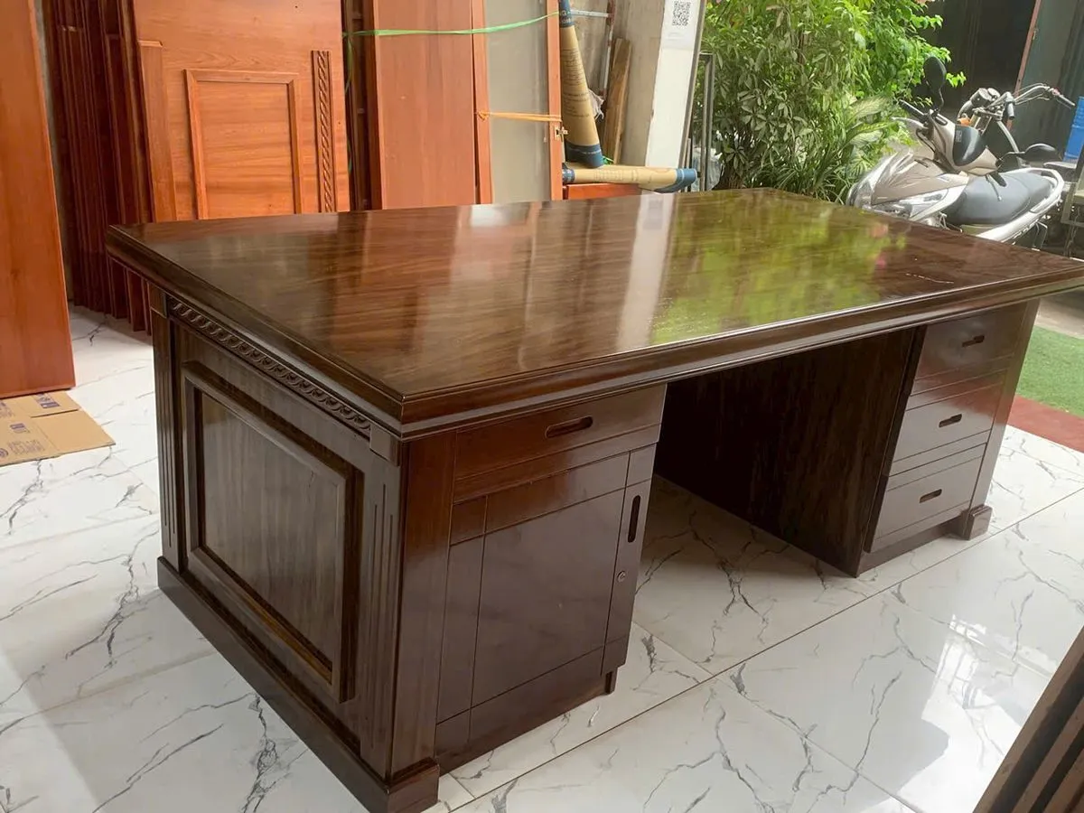 Bàn giám đốc veneer óc chó màu nâu sẫm