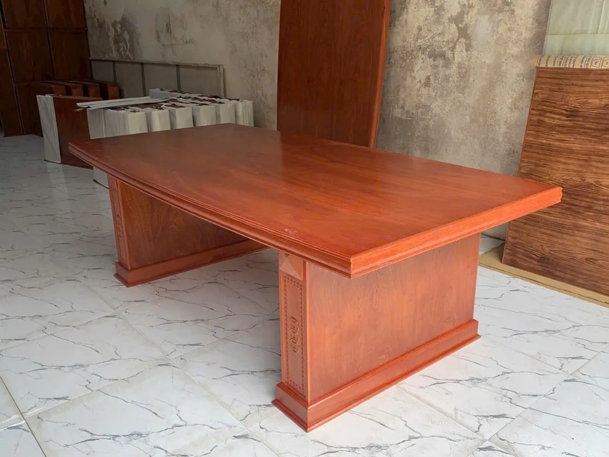 Bàn họp chân hộp