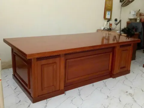 Bàn giám đốc chạy chỉ