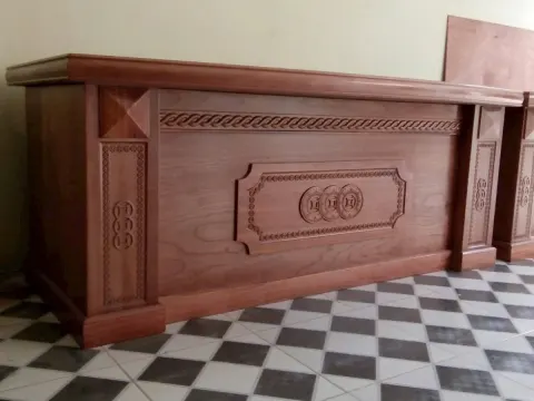 Bàn giám đốc đồng tiền